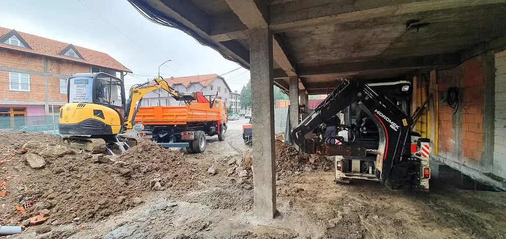 Dva mini bagera na gradilistu