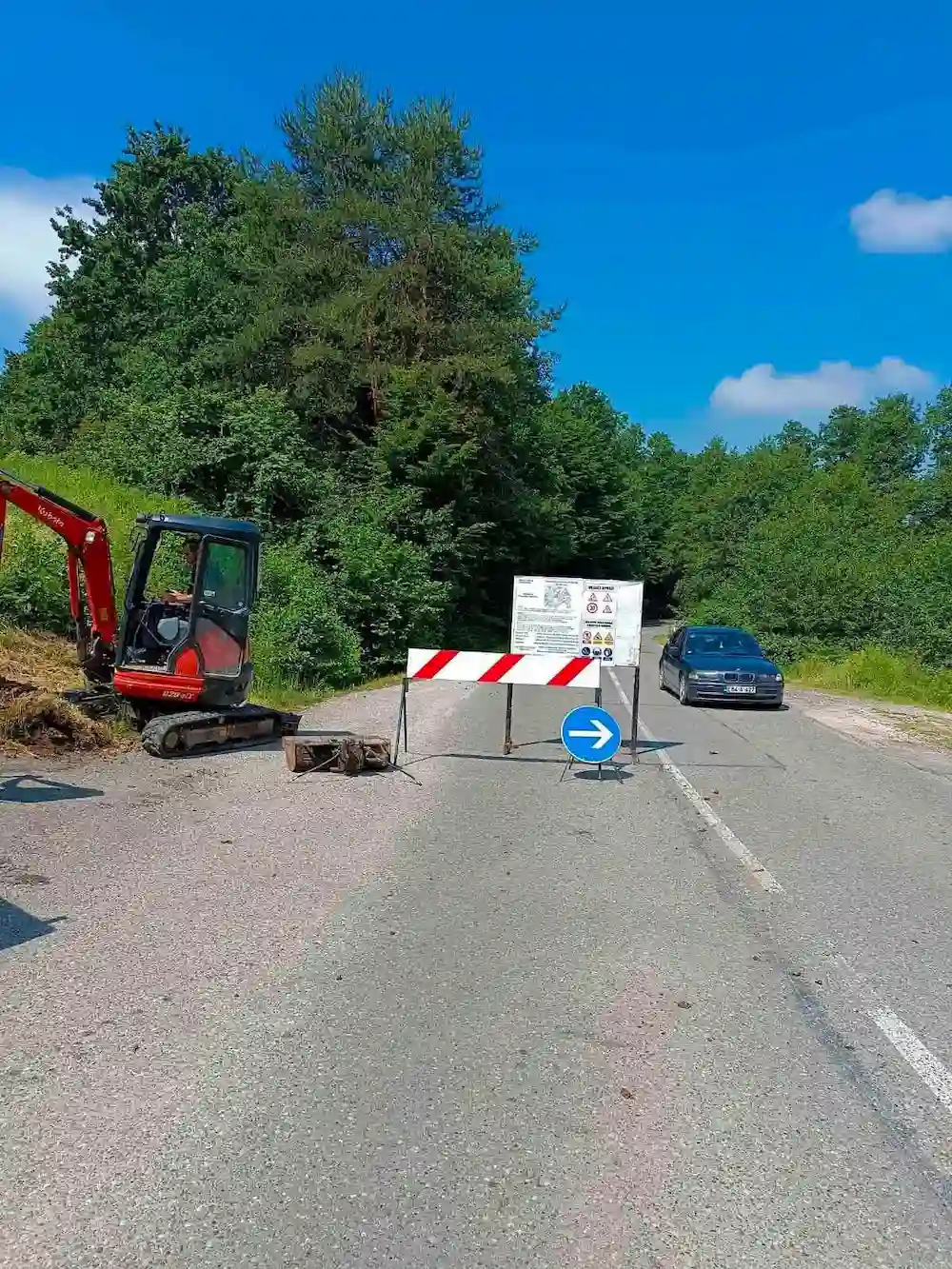 Mini bager na gradilistu sa saobracajnim znakovima