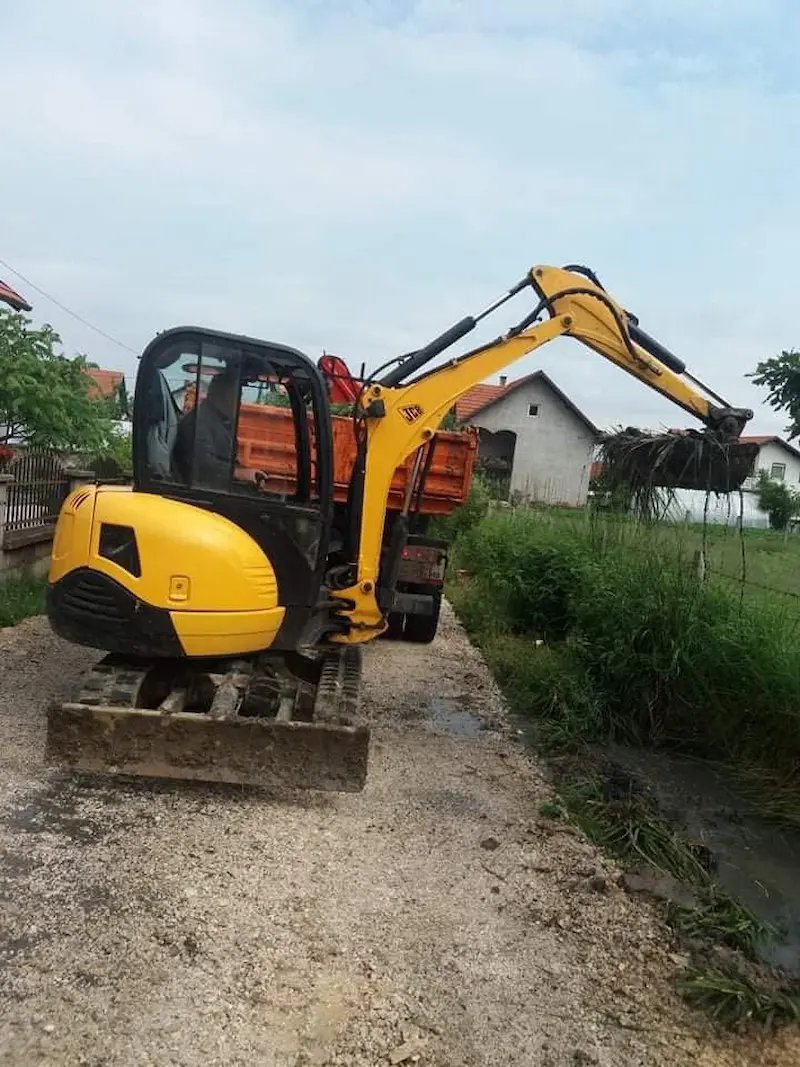 JCB mini bager ciscenje kanala