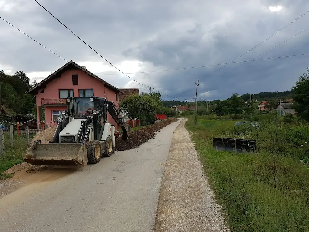 Hidromek bager na seoskom putu