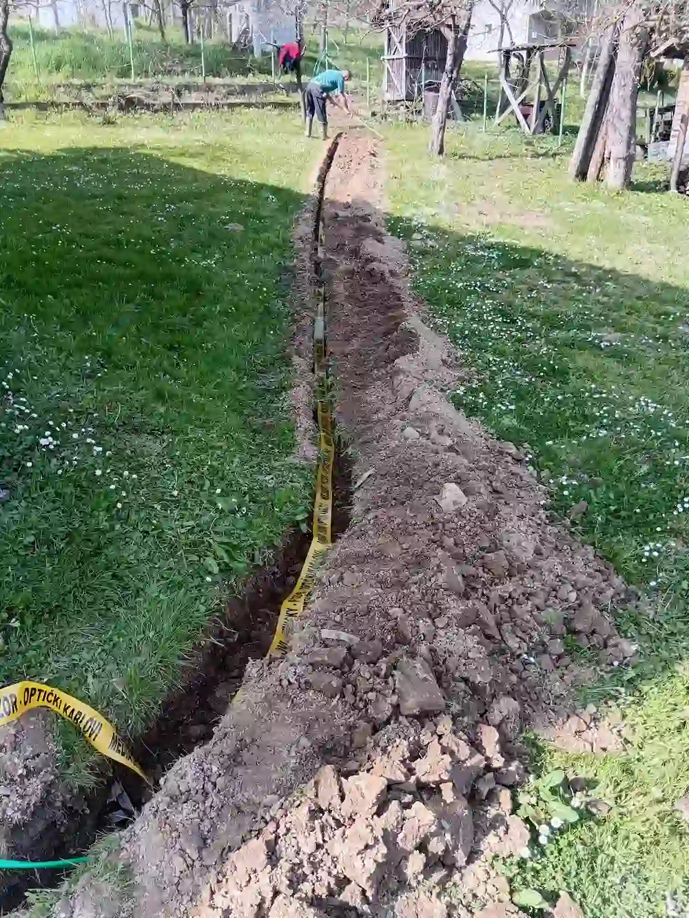 Iskopani rov za opticke kablove u travnjaku