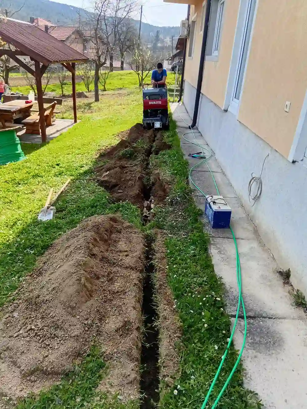 Dorite trencer kopa rov pored kuce