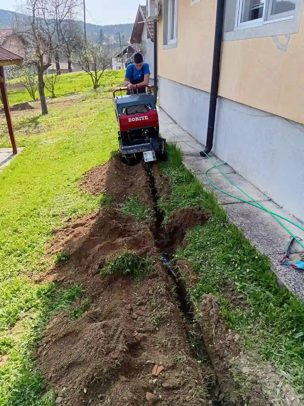 Operater upravlja Dorite trencerom