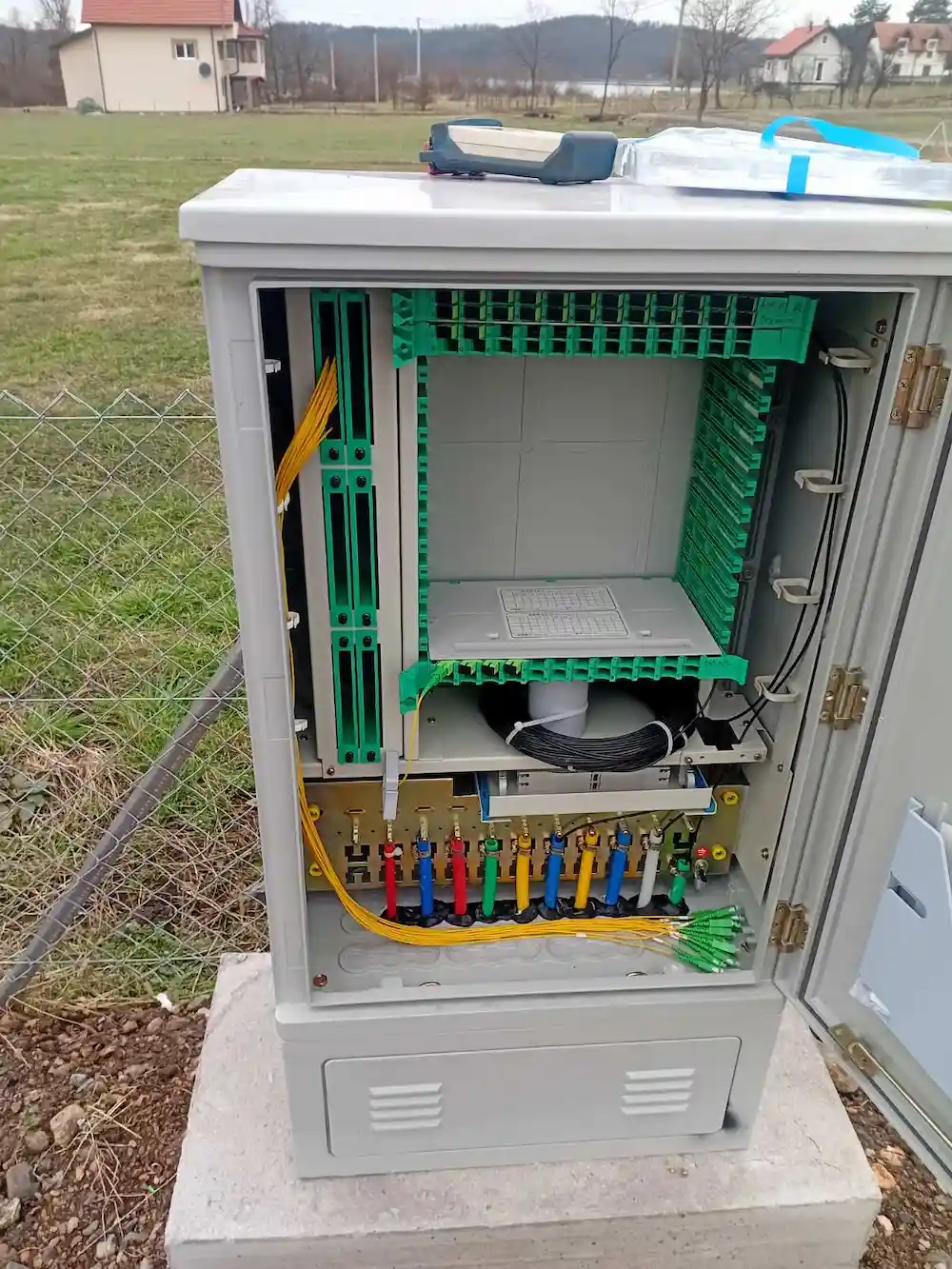 Veliki vanjski opticni ormaric sa splajserima