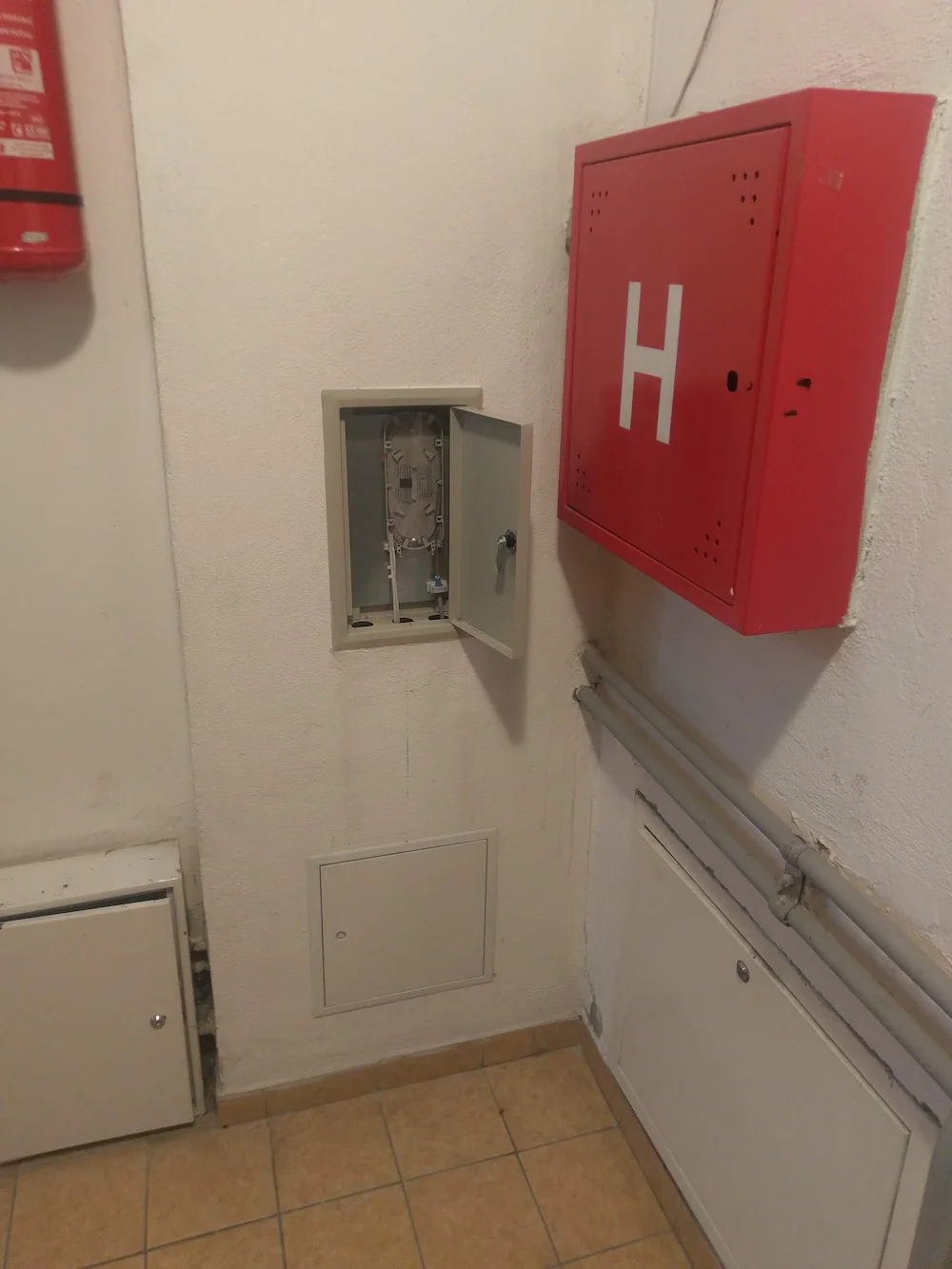 Zidni opticni ormaric u hodniku zgrade