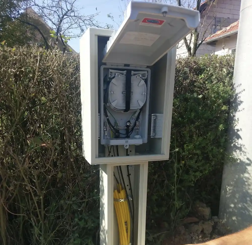 Vanjski opticni ormaric sa splice tray i kablovima