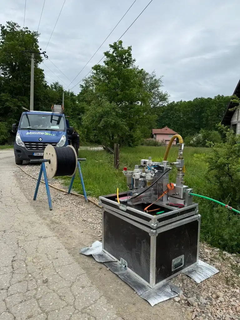 Oprema za upuhivanje optickih kablova sa MediaSky kombijem
