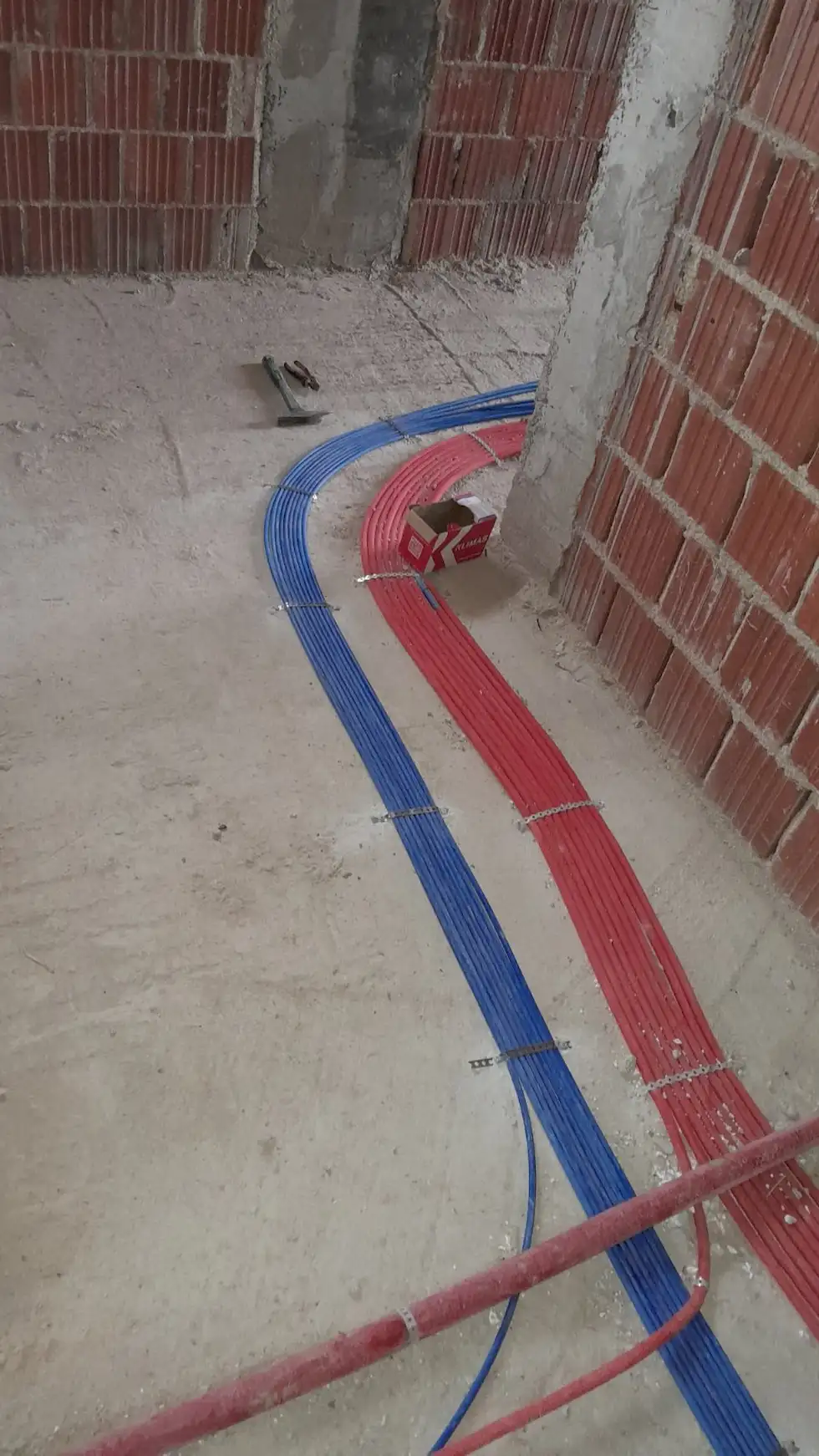 Polaganje crvenih i plavih PEX cijevi u novogradnji