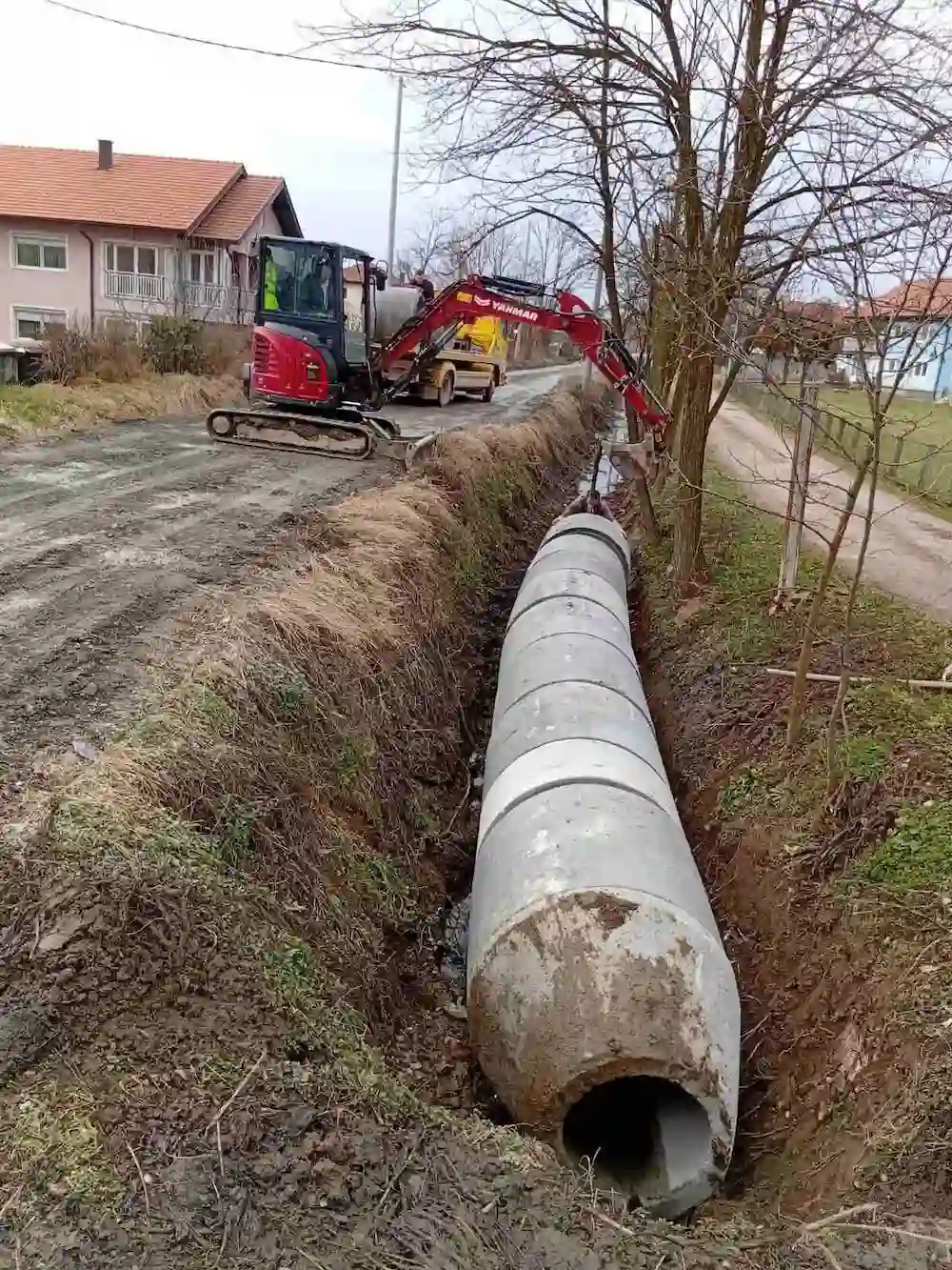 Yanmar bager ugradnja betonskih kanalizacionih cijevi