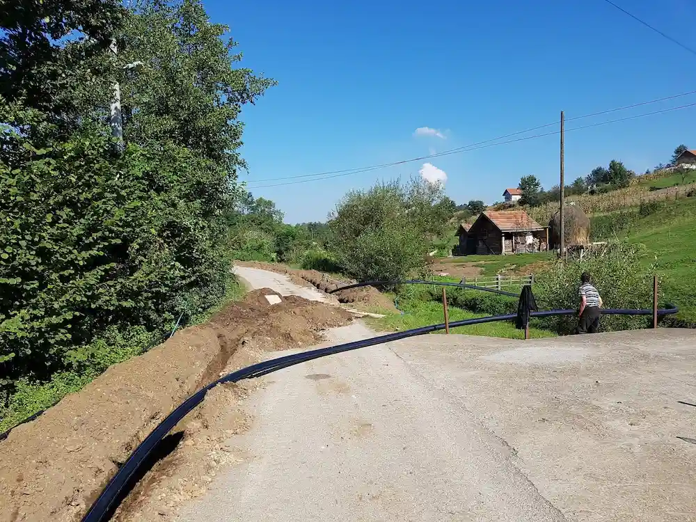 Polaganje HDPE vodovodnih cijevi kroz selo