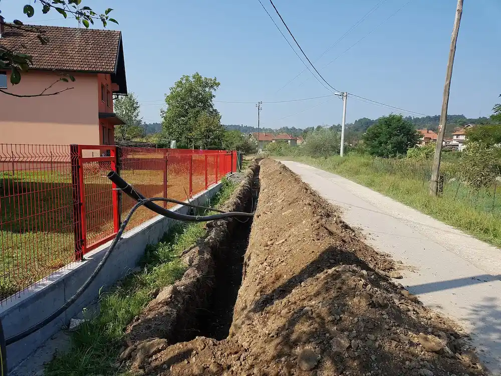 Iskop rova za vodovodne cijevi pored kuce