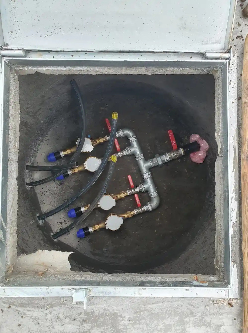 Vodomjerno okno sa ventilima i mjeracima