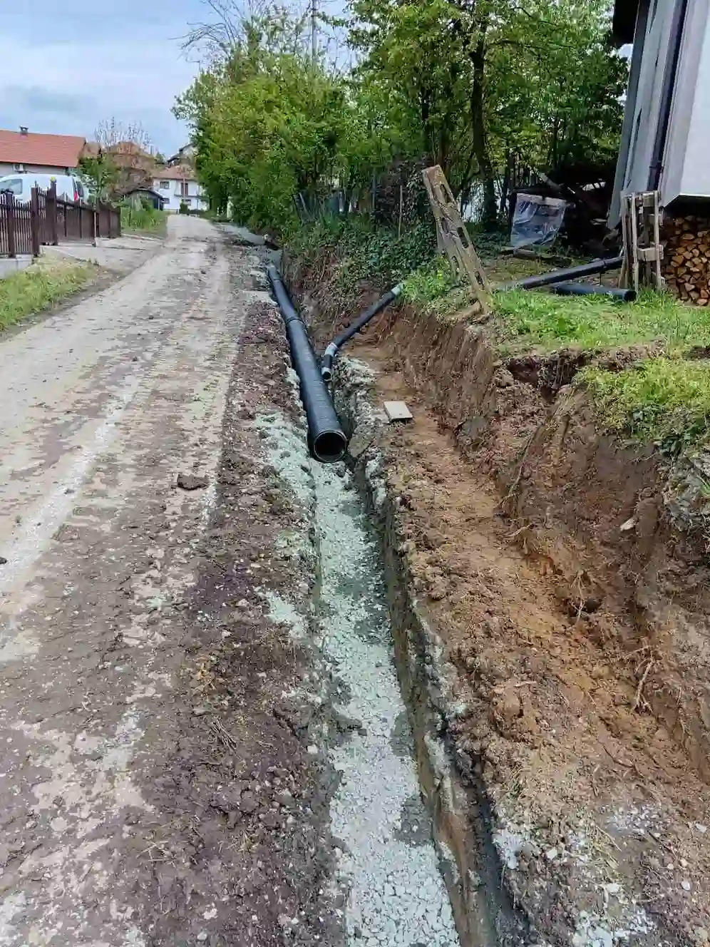 HDPE kanalizaciona cijev u rovu sa sljunkom