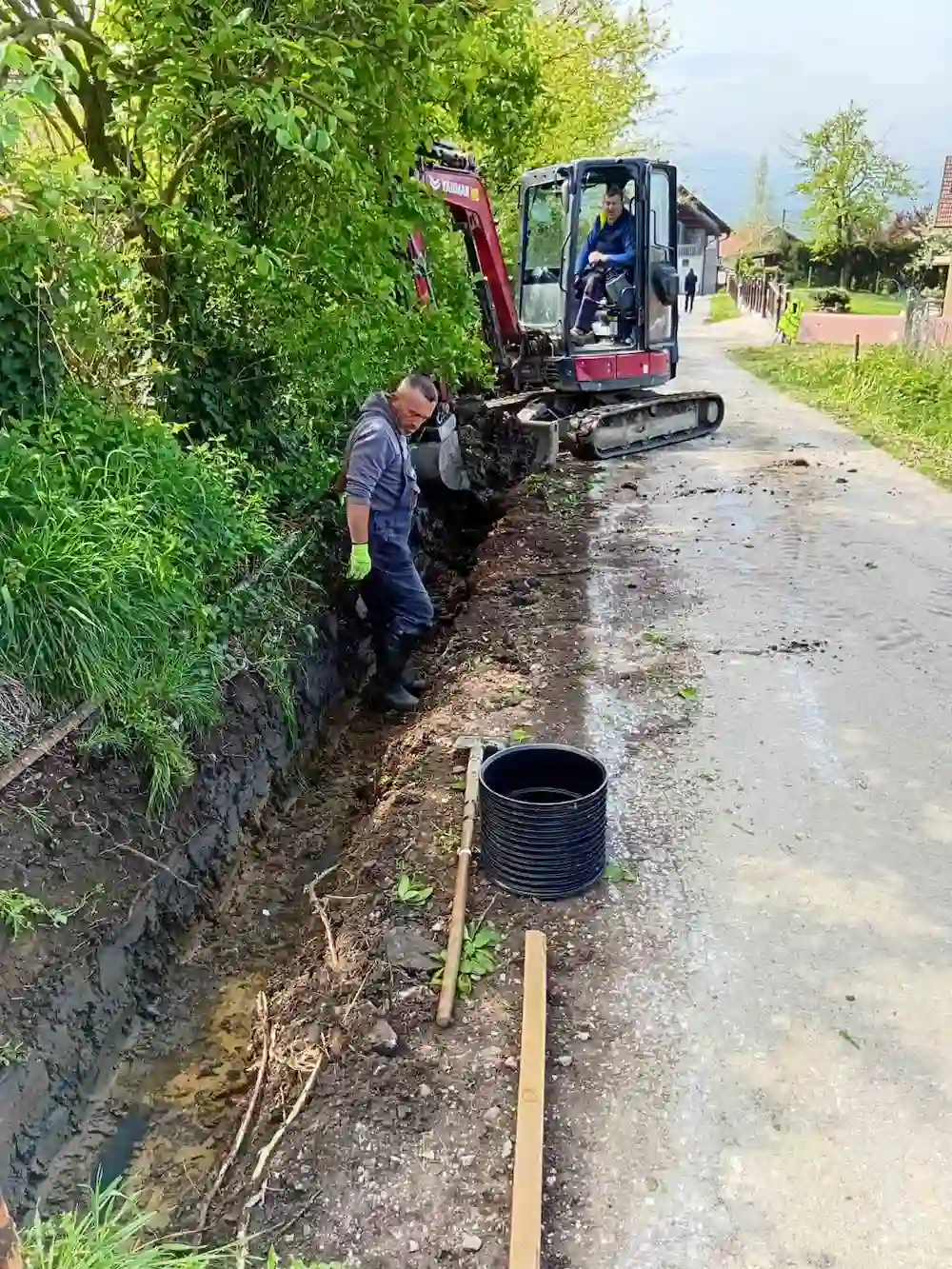 Yanmar bager i radnik ugraduju drenazno okno
